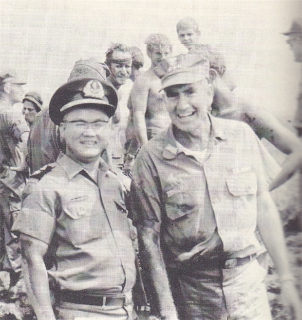 Đề Đốc Trần Văn Chơn và Đô Đốc Elmo Zumwalt cùng sánh vai chiến đấu trong đầu thập niên 1960  
